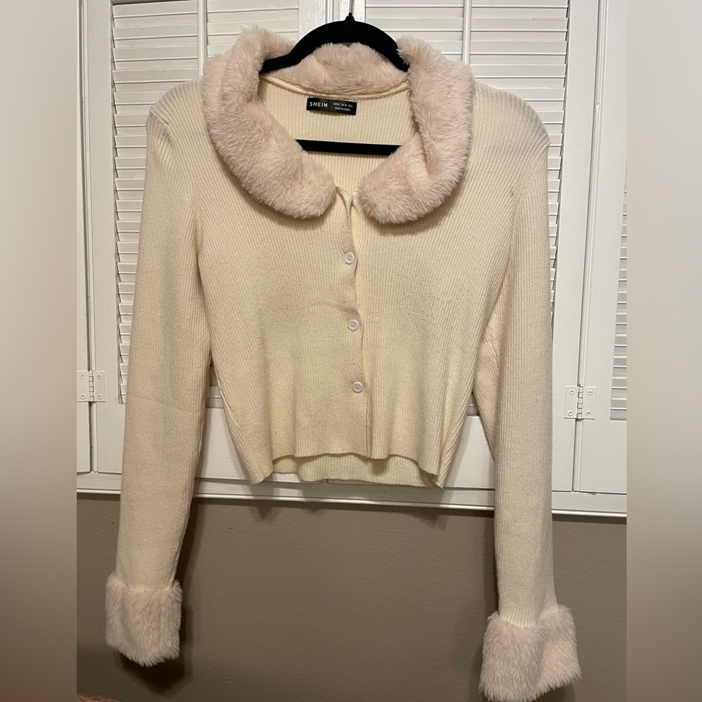 SHEIN - Beige sweater with faux fur at collar and cuffs (Medium)